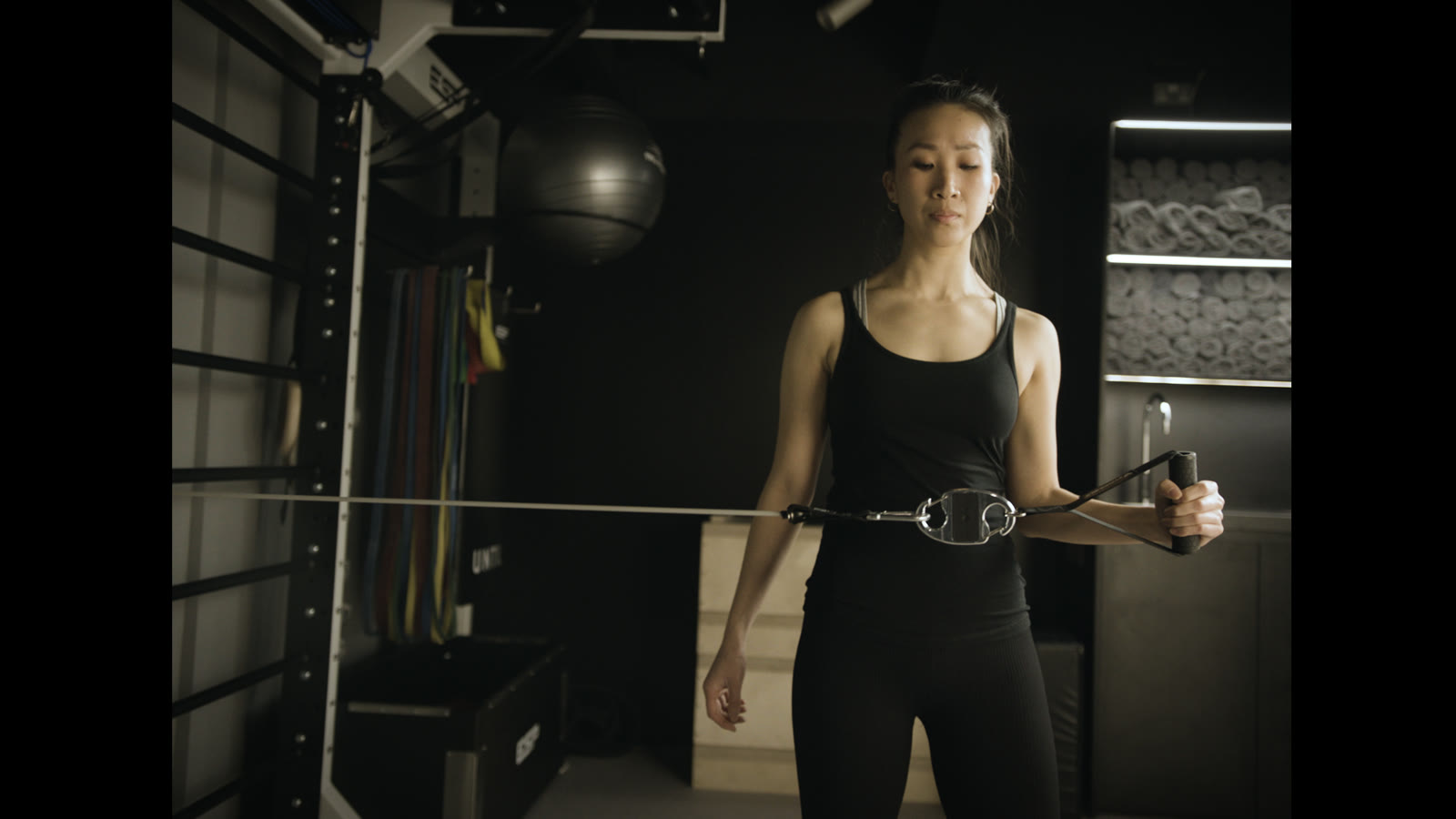 Athlete in a rehab session monitoring load with Remaker