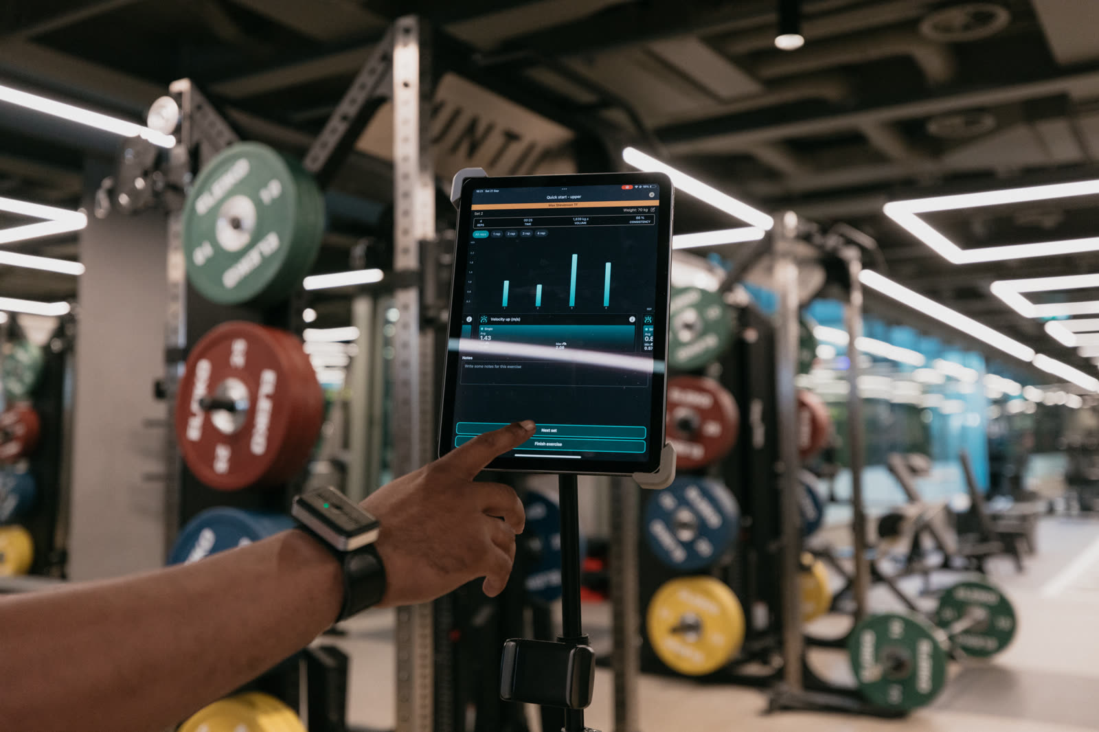 REMAKER app on a tablet at the rack, measuring every rep in real time